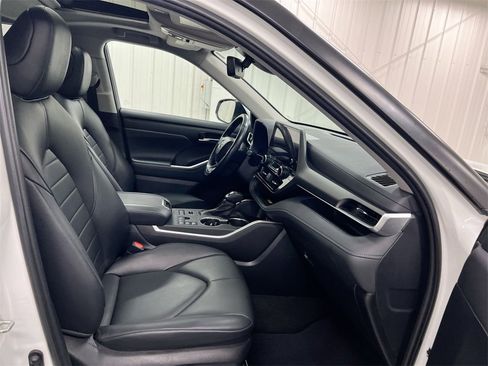 Used 2023 Toyota Highlander XLE image 22