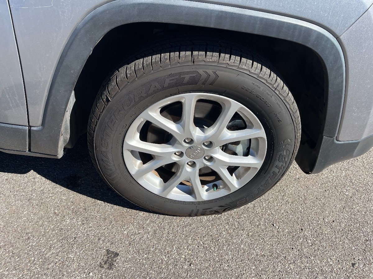 Used 2017 Jeep Cherokee Latitude FWD image 19