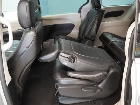 Used 2024 Chrysler Pacifica Limited FWD image 19