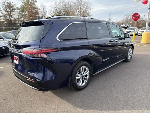 Used 2023 Toyota Sienna Limited image 5