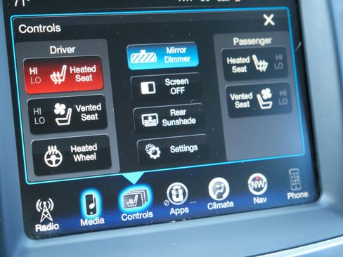 Used 2015 Chrysler 300 C image 29