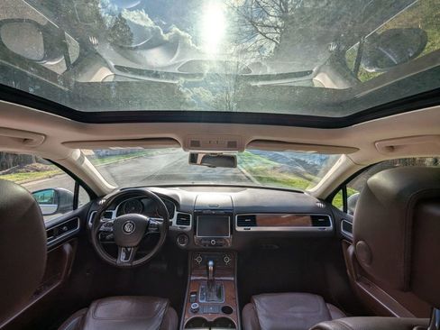 Used 2013 Volkswagen Touareg TDI image 20