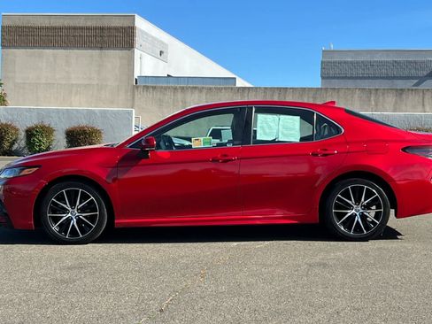 Used 2023 Toyota Camry SE image 9