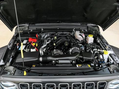 Used 2025 Jeep Gladiator Sport AWD/4WD image 32