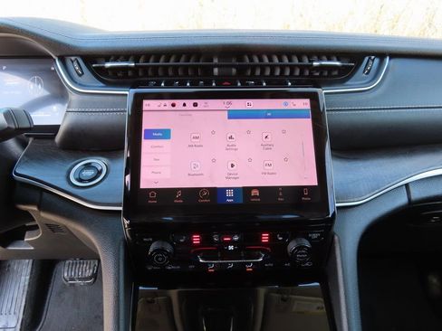 Used 2023 Jeep Grand Cherokee Limited w/ Trailer Tow Prep Group (B) image 18