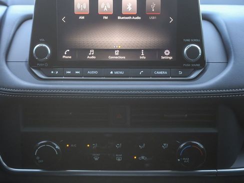Used 2025 Nissan Rogue S FWD image 12