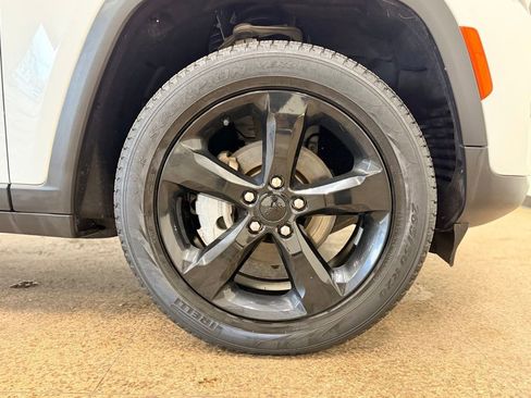 Used 2023 Jeep Grand Cherokee Limited w/ Black Appearance Package AWD/4WD image 27