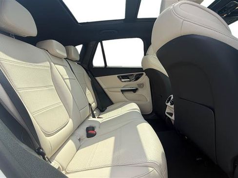 Used 2025 Mercedes-Benz GLC 300 4MATIC image 18