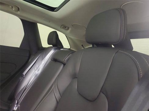 Certified 2026 Volvo XC60 T8 Ultra w/ Climate Package PRO AWD/4WD image 9