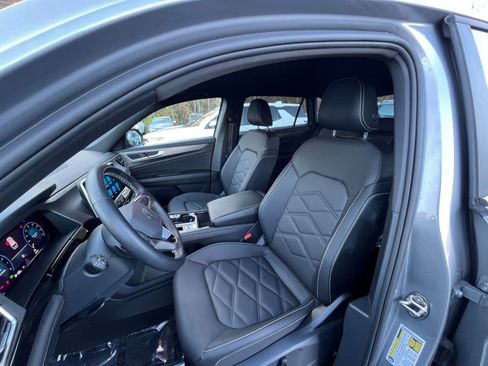 Used 2025 Volkswagen Atlas Cross Sport SE image 32