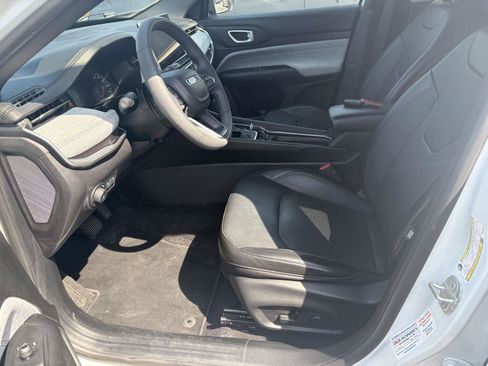 Used 2023 Jeep Compass Latitude AWD/4WD image 4