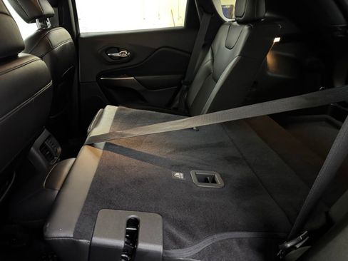 Used 2019 Jeep Cherokee Latitude Plus w/ Comfort/Convenience Group image 31