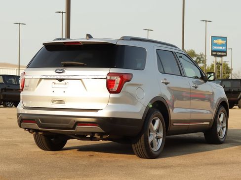 Used 2019 Ford Explorer XLT FWD image 7