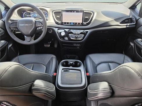 Used 2024 Chrysler Pacifica Limited w/ Uconnect Theater Family Group FWD image 24