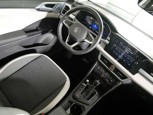 Used 2025 Volkswagen Taos SE w/ Panoramic Sunroof Package AWD/4WD image 9