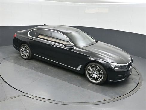 Used 2019 BMW 740i w/ Executive Package image 28