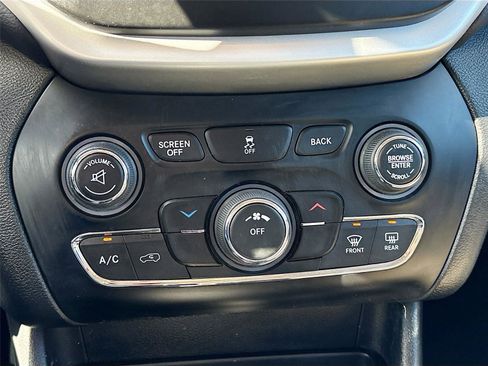 Used 2017 Jeep Cherokee Latitude image 16