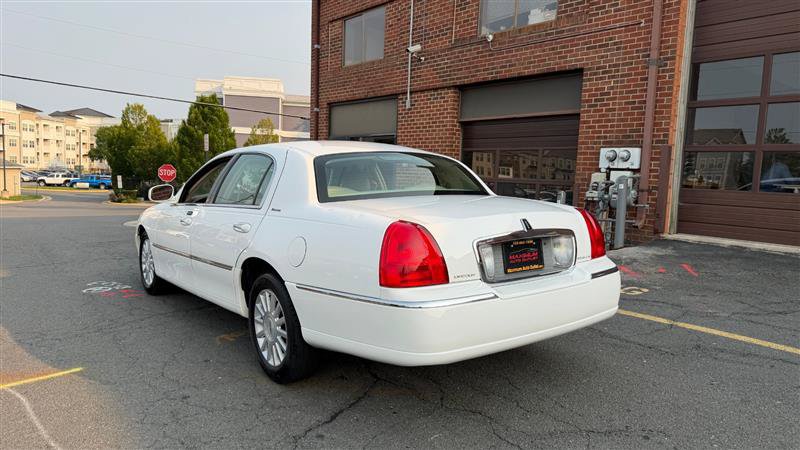 Used 2003 Lincoln Town Car Executive RWD image 9
