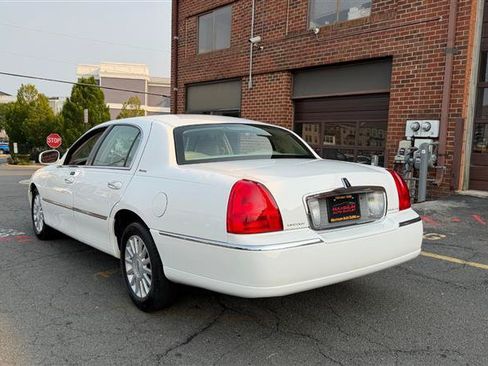 Used 2003 Lincoln Town Car Executive RWD image 9