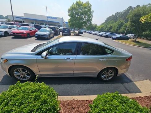 Used 2018 Ford Fusion SE w/ Fusion SE Technology Package FWD image 1