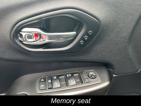 Used 2019 Jeep Cherokee Limited image 14