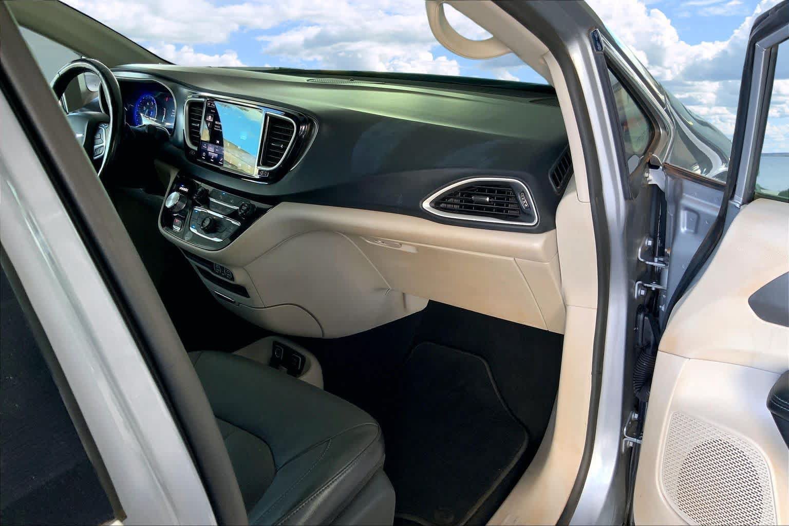 Used 2021 Chrysler Pacifica Touring-L FWD image 23