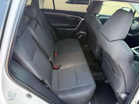 Used 2021 Toyota RAV4 LE FWD image 18
