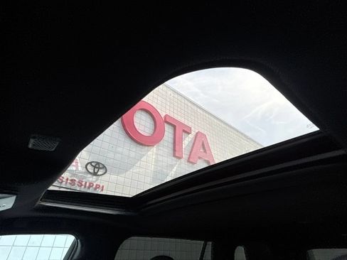 Used 2022 Toyota Highlander XSE FWD image 17