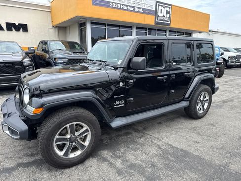 Used 2018 Jeep Wrangler Unlimited Sahara AWD/4WD image 22