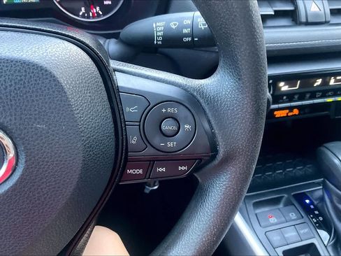 Used 2019 Toyota RAV4 LE FWD image 22