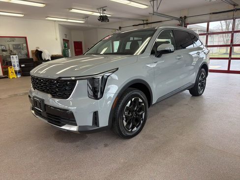 Used 2025 Kia Sorento S w/ Panoramic Sunroof Package image 3