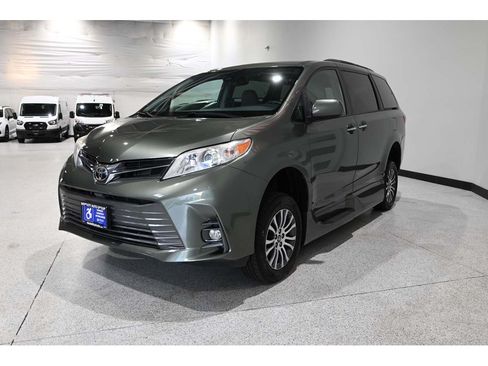 Used 2019 Toyota Sienna XLE w/ XLE Navigation Package FWD image 10