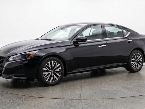 Used 2025 Nissan Altima 2.5 SV FWD image 3