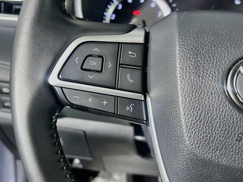 Used 2025 Toyota Highlander LE FWD image 17