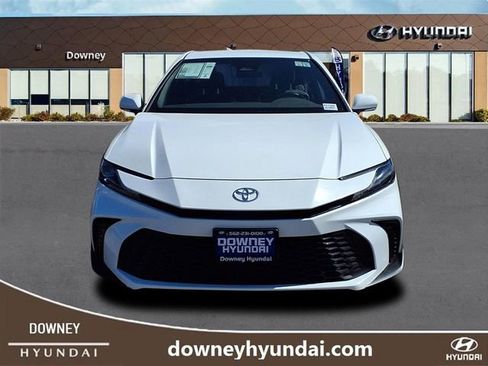 Used 2025 Toyota Camry SE image 2