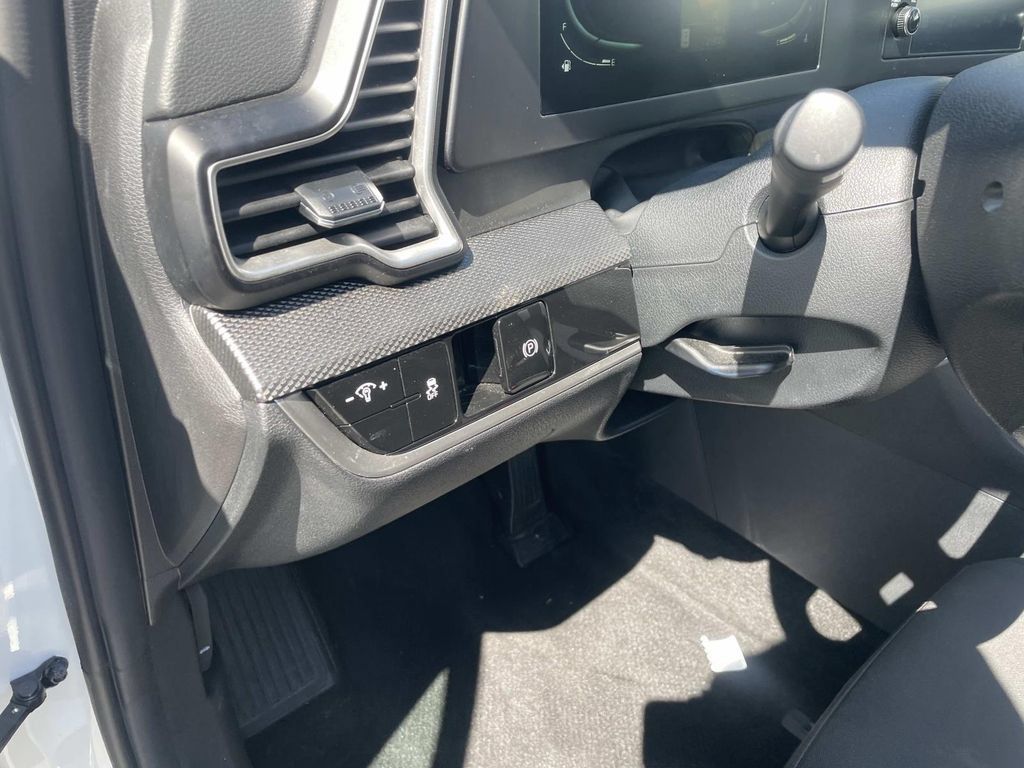 Used 2025 Kia Sportage LX AWD/4WD image 20