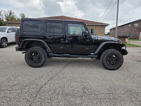 Used 2015 Jeep Wrangler Unlimited Sahara w/ Quick Order Package 24X AWD/4WD image 4