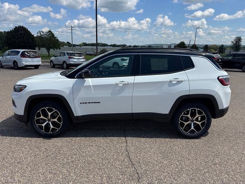 Used 2025 Jeep Compass Limited AWD/4WD image 2