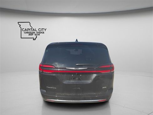 New 2026 Chrysler Pacifica Select image 8