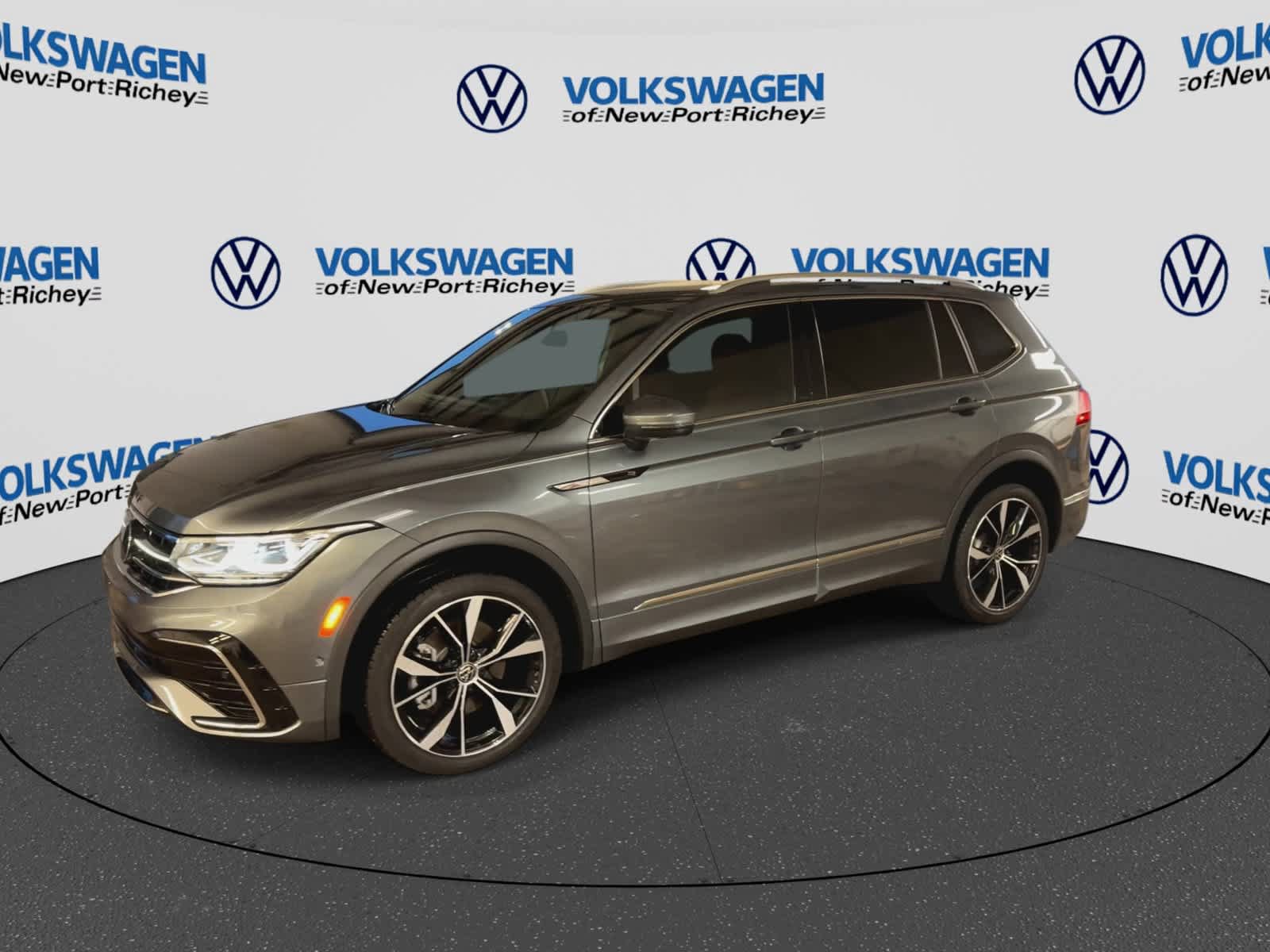 Used 2024 Volkswagen Tiguan SEL R-Line AWD/4WD image 4