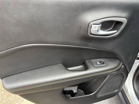Used 2018 Jeep Compass Latitude w/ Popular Equipment Group FWD image 19
