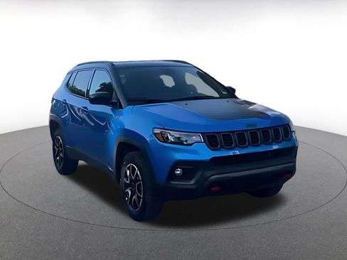 Used 2025 Jeep Compass Trailhawk AWD/4WD image 3