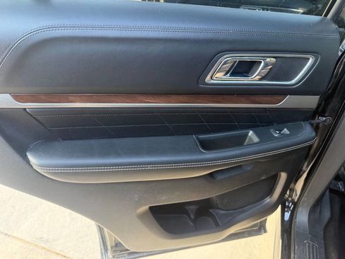 Used 2017 Ford Explorer Platinum image 18