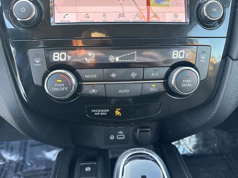 Used 2019 Nissan Rogue SL w/ Premium Package image 17