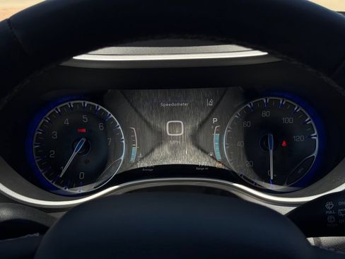 Used 2025 Chrysler Pacifica Select FWD image 13