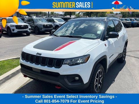 Used 2025 Jeep Compass Trailhawk AWD/4WD image 2