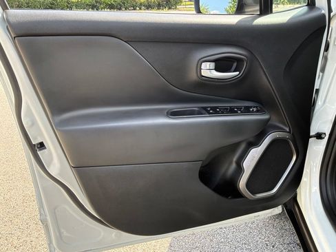 Used 2023 Jeep Renegade Latitude AWD/4WD image 14