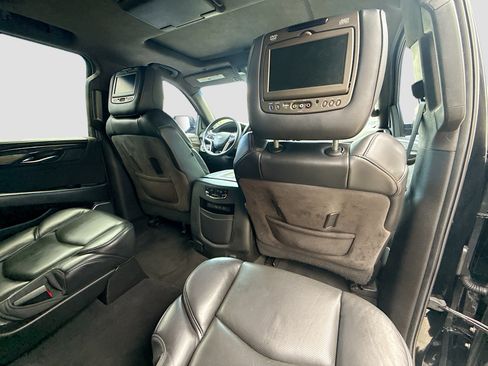 Used 2018 Cadillac Escalade Platinum RWD image 29