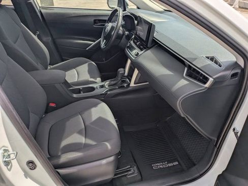 Used 2023 Toyota Corolla Cross LE image 5