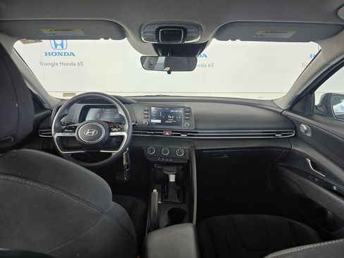 Used 2025 Hyundai Elantra SE FWD image 9